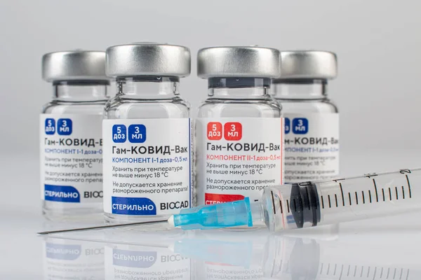 MOSCOW, RUSSIA - 12 Nisan 2021: Rusya 'da üretilen ve klinik denemeleri geçen Coronavirus aşısı Sputnik V (yerel adı GamcovidVac) ilaç piyasasında rekabet yaratıyor.
