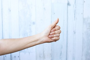 Kadın eli başparmağıyla hareket ediyor.