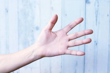 Kadın elini aç. Beş parmak, el hareketi.