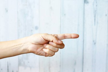 İşaret parmağıyla işaret eden kadın eli