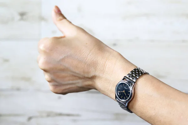 Frau Trägt Silberne Armbanduhr Mit Erhobenem Daumen — Stockfoto