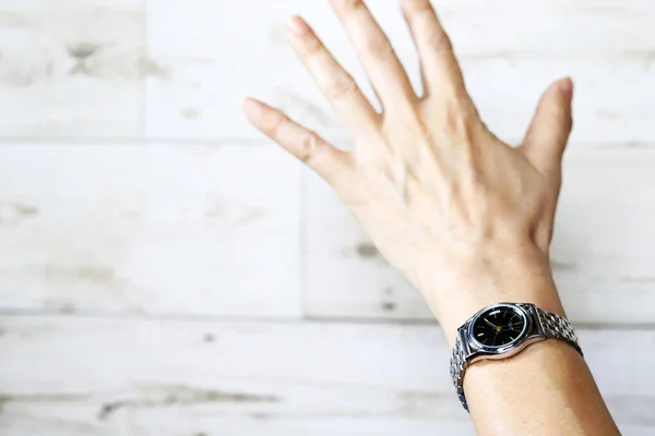 Frau Trägt Silberne Armbanduhr — Stockfoto