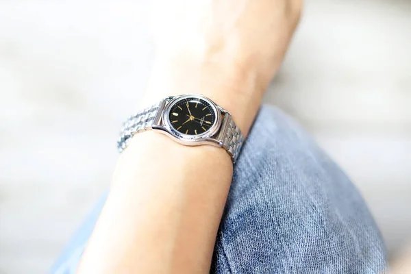 Frau Trägt Silberne Armbanduhr — Stockfoto
