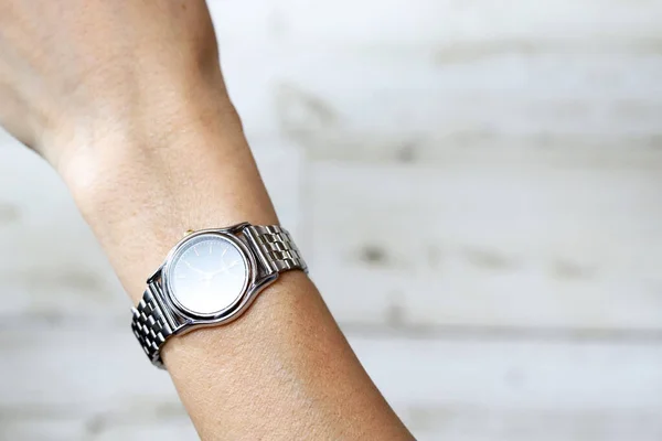 Reloj Pulsera Plata Con Mano Mujer — Foto de Stock