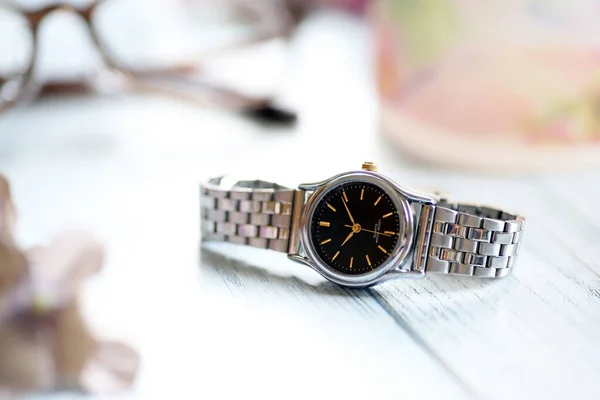 Silberne Armbanduhr Brille Und Glasbecher Modeaccessoires — Stockfoto
