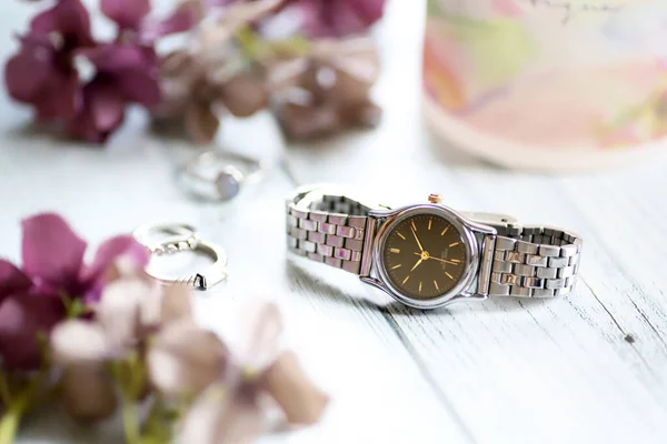 Silberne Armbanduhr Silberner Ring Und Glasbecher Modeaccessoires — Stockfoto