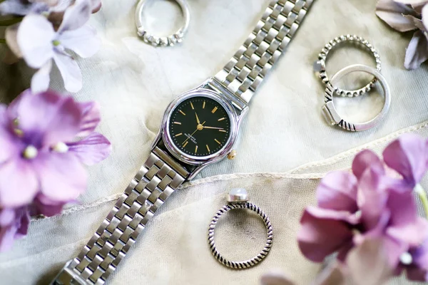 Silberne Armbanduhr Und Ringe Modeaccessoires — Stockfoto