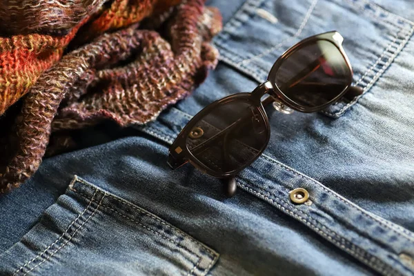 Jeanshemd Strickstiefel Und Sonnenbrille Herbstliche Outfit Mode — Stockfoto