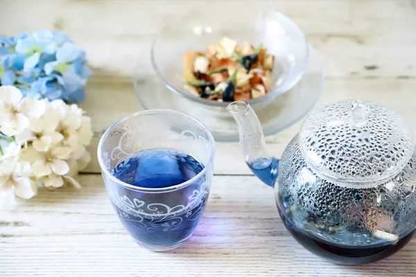 Bright Blue Color Butterfly Pea Flower Herb Tea Glass Tea — Foto de Stock