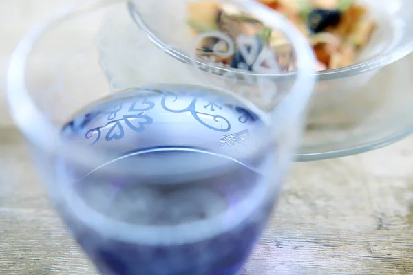 Bright Blue Color Butterfly Pea Flowr Herb Tea Glass Cup — Fotografia de Stock