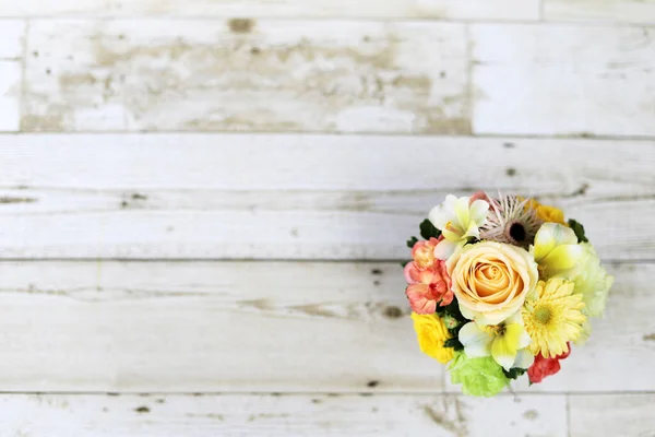 Colorful Flower Arrangement Wooden Table Flower Gift — Fotografia de Stock