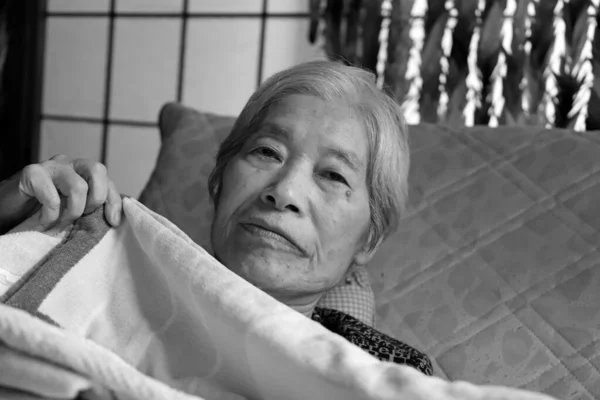 Mujer Anciana Reclinada Cama Lactancia Jugando Con Manta Retrato Cerca —  Fotos de Stock