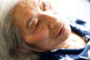 Hemşire yatağında yatan son sınıf öğrencisi bayan, resmi kapatın.