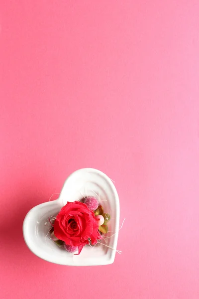 Rose rouge en forme de coeur conteneur — Photo