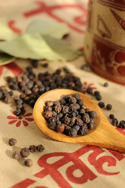 Black pepper seeds and bay leaves — Stock Photo, Image