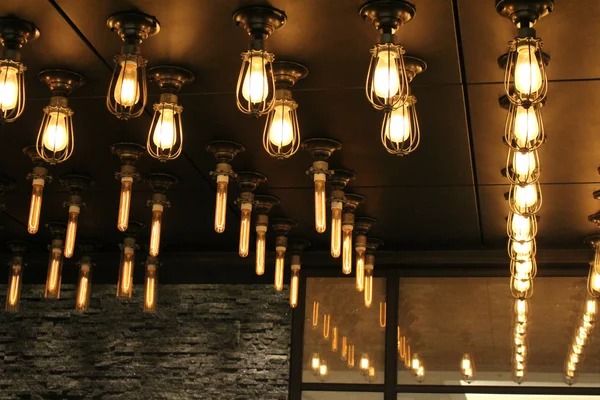 Світлові лампочки висять зі стелі — стокове фото