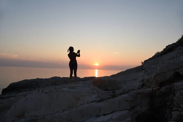 Silhueta Mulher Escalada Fotografia Penhasco Rochoso Maiô Pôr Sol — Fotografia de Stock