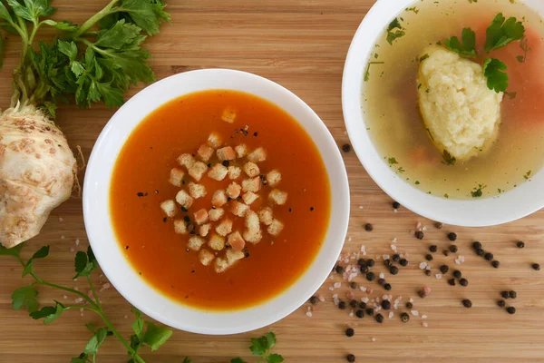 Lezzetli balkabağı çömleği ve ahşap tahtada baharat, biber ve himalaya tuzu ile geleneksel sıcak çorba.