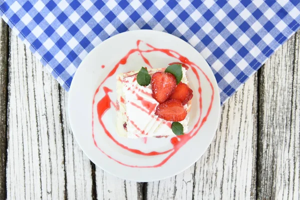 Bolo Frutas Com Cobertura Gelo Rosa Vermelho Decoração Fresca Frutas — Fotografia de Stock