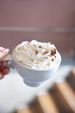 Krem şantili bir fincan kahve.