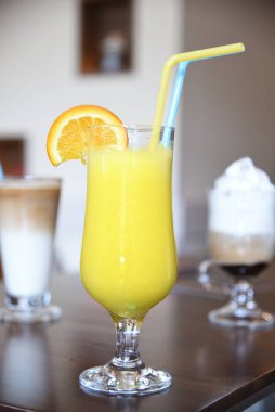 Ahşap masada kokteyl. 