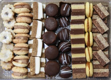 Farklı tatlılar. Çeşitli tatlı yiyeceklerle dolu açık büfe.