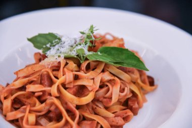 Beyaz tabakta lezzetli makarna.