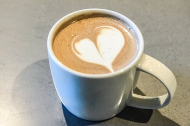 Kahve ve süt köpüklü bir fincan.