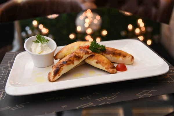  Jambonlu ve salatalı leziz kızarmış yumurta. İki el bıçak ve çatal, iki kişi yemek yiyor.
