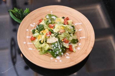 Restoranda servis edilen taze renkli salata.