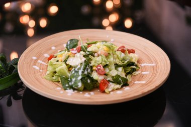 Restoranda servis edilen taze renkli salata.