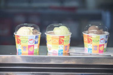 Renkli karton kutuda dondurma, plastik kapakla iyi gider.. 