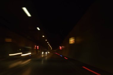 Gecenin karanlığında trafik ışıkları. uzun pozlama