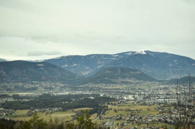 Kar dağları ve uçurumlarla güzel kış manzarası 