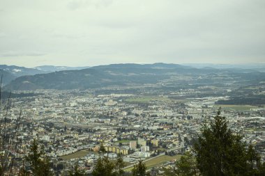 Kar dağları ve uçurumlarla güzel kış manzarası 