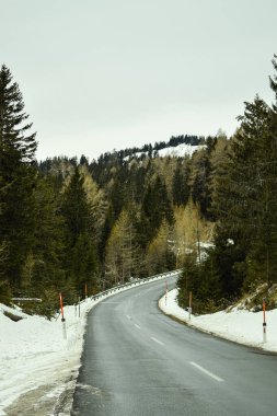Kar dağları ve uçurumlarla güzel kış manzarası 