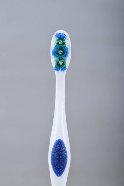 Parlak arka planda izole edilmiş kullanılmış diş fırçası. Makro ayrıntıları