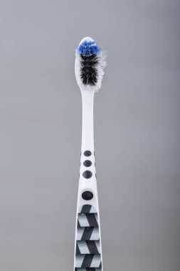 Parlak arka planda izole edilmiş kullanılmış diş fırçası. Makro ayrıntıları