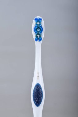 Parlak arka planda izole edilmiş kullanılmış diş fırçası. Makro ayrıntıları