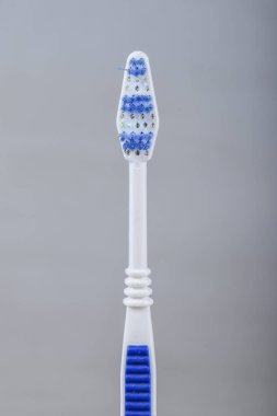 Parlak arka planda izole edilmiş kullanılmış diş fırçası. Makro ayrıntıları