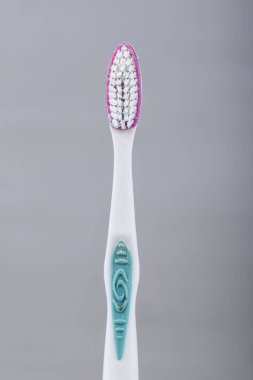 Parlak arka planda izole edilmiş kullanılmış diş fırçası. Makro ayrıntıları