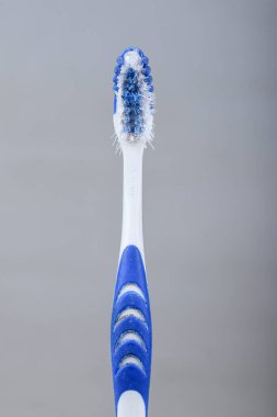 Parlak arka planda izole edilmiş kullanılmış diş fırçası. Makro ayrıntıları