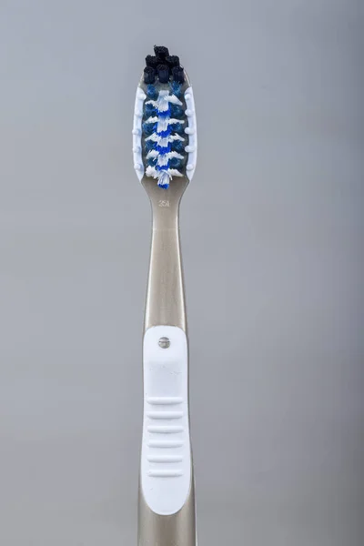 Parlak arka planda izole edilmiş kullanılmış diş fırçası. Makro ayrıntıları