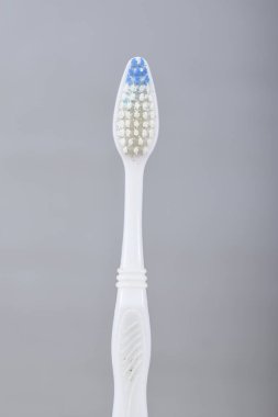 Parlak arka planda izole edilmiş kullanılmış diş fırçası. Makro ayrıntıları