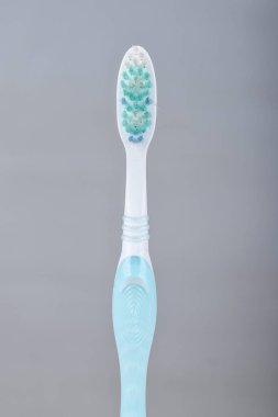 Parlak arka planda izole edilmiş kullanılmış diş fırçası. Makro ayrıntıları