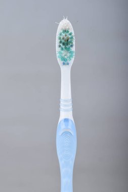 Parlak arka planda izole edilmiş kullanılmış diş fırçası. Makro ayrıntıları