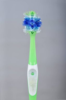 Parlak arka planda izole edilmiş kullanılmış diş fırçası. Makro ayrıntıları