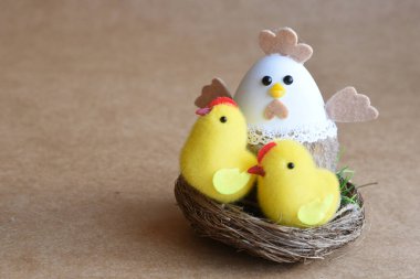 Yuvada yeni doğmuş tavukların neşeli Paskalya sahnesi, tavşanlar, havuçlar, yumurtalar ve doğal arka planda dekorasyon. Boş fotokopi alanı. Mutlu Paskalyalar