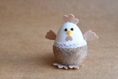 Doğal doğal arka planda yumurtalı, el yapımı komik tavuk. Boş kopyalama alanı. Mutlu Paskalyalar