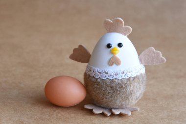 Doğal doğal arka planda yumurtalı, el yapımı komik tavuk. Boş kopyalama alanı. Mutlu Paskalyalar